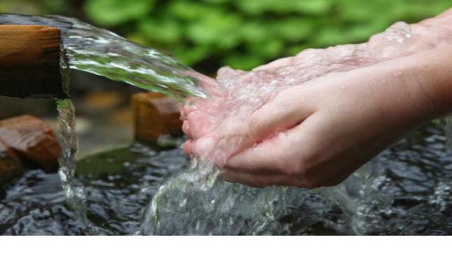 أطباء: المبالغة في تناول المياه يعرض الإنسان إلى التسمم