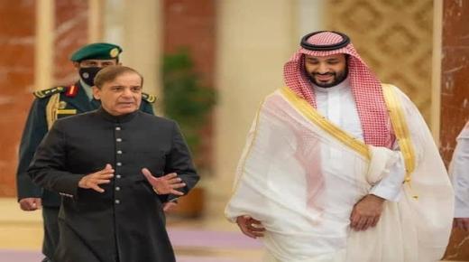 ولي العهد يرحب بدولة رئيس وزراء جمهورية باكستان في قصر السلام