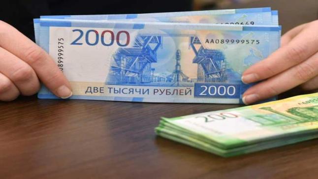 الروبل يتراجع 6% أمام الدولار