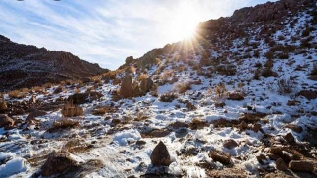 مواطنو السعودية يستمتعون بأجواء الشتاء داخل المملكة على جبل اللوز الثلوج والتي يكسوها الجليد