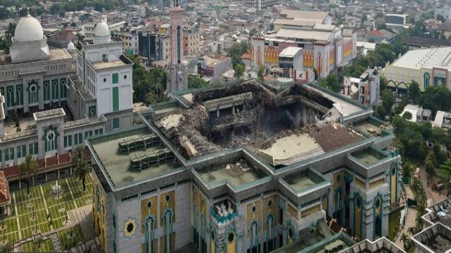 المملكة العربية السعودية تتكفل بترميم المركز الإسلامي بعد أن احترقت أجزاء منه في جاكرتا