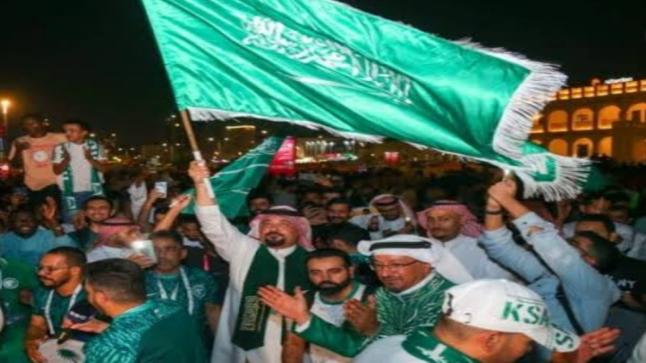 جماهير المملكة تشارك في تشجيع مسيرة سوق واقف للصقور الخضراء