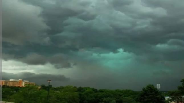 سحابة خضراء في سماء المملكة العربية السعودية الطقس يوضح