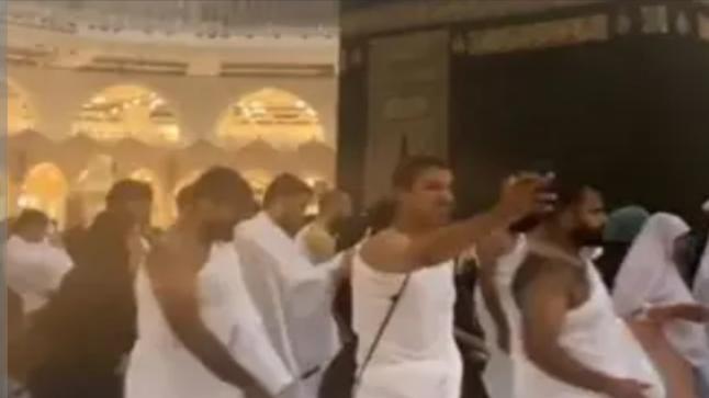 يطوف المعتمرين حول الكعبة الشريفة تحت نزول الأمطار