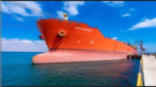 من ضمن المنحة السعودية لليمن 70 ألف طن وقود محطات كهرباء تم وصولها لعدن