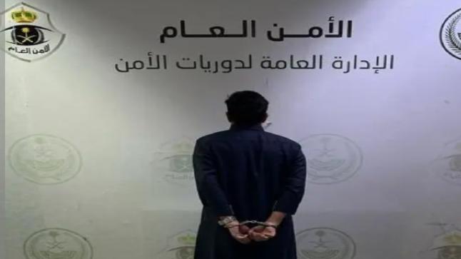 القبض على مواطن سعودي يقود سيارته عكس السير فقام بصدم مركبة أمنية