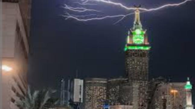 مشاهد رائعة ومذهلة تخطف الأنظار بسبب وميض البروق في سماء مكة المكرمة