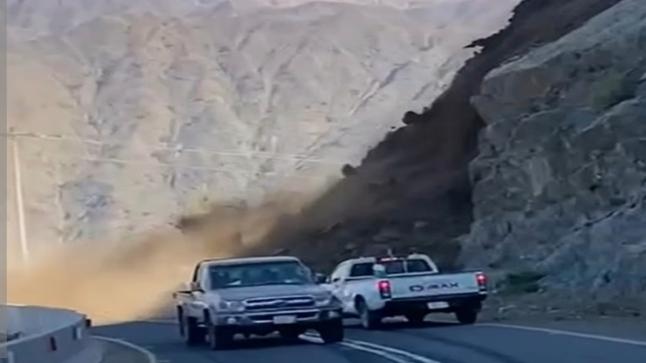 انهيارات جبلية تحدث على طريق مركز الجبل الأسود في جازان